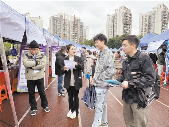 校園招聘會(huì)吸引不少高校學(xué)子前來(lái)咨詢應(yīng)聘。