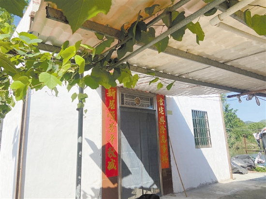 近年來，鶴山市相關(guān)部門及單位積極幫助困難群眾實施農(nóng)村危房改造。