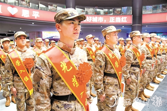 新兵奔赴軍營(yíng)開啟新征程。