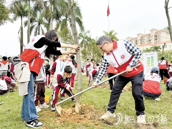 鰲峰小學(xué)開展親子共植活動(dòng)，家長與孩子一起合力參與勞動(dòng)實(shí)踐。