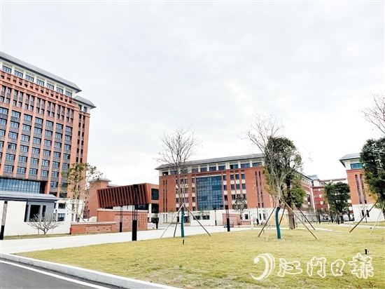 恩平智造學院設置在恩平市職教園內，擁有優(yōu)質的職業(yè)教育條件。