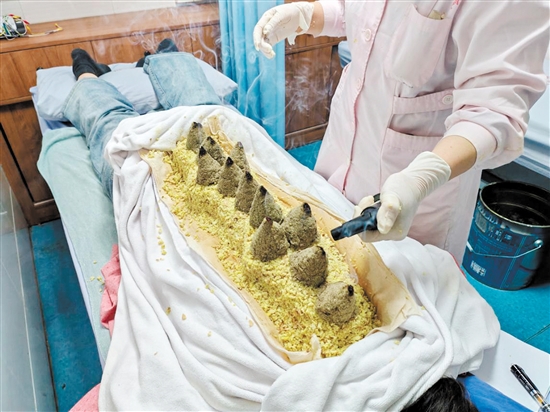 醫(yī)護(hù)人員為市民進(jìn)行姜療。