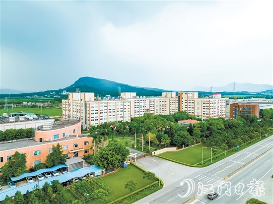 近年來，開平市構建生物醫(yī)藥產業(yè)生態(tài)“強磁場”，加速了產業(yè)集聚。圖為位于沙塘鎮(zhèn)的開平牽牛生化制藥有限公司。