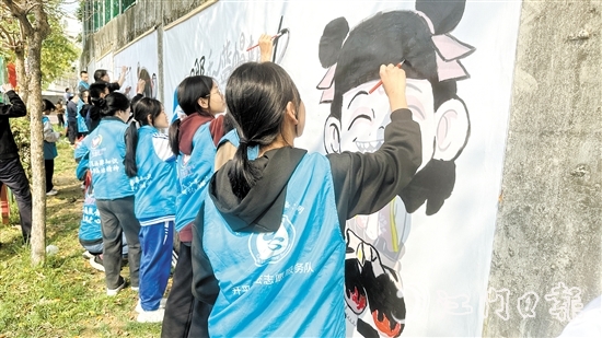 活動現(xiàn)場，大家一起繪制“哪吒”主題墻畫。