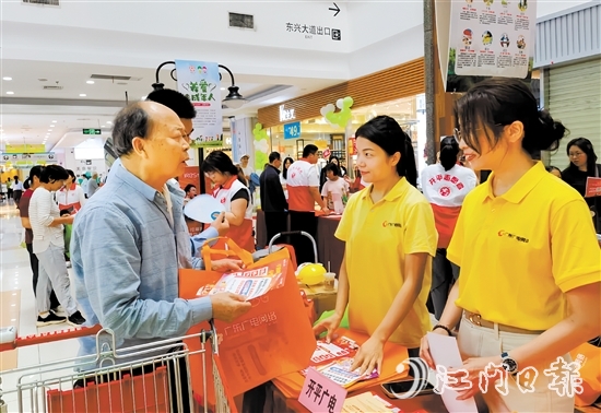 工作人員耐心解答市民疑問，大力宣傳普及消費(fèi)者權(quán)益保護(hù)等有關(guān)知識(shí)。