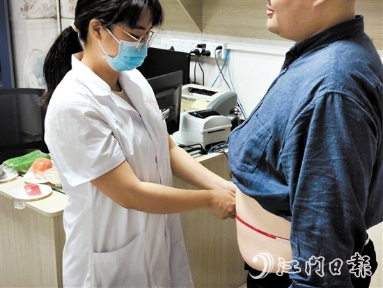 醫(yī)生為記者測量腰圍。