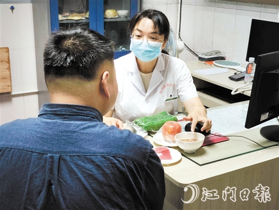 體重管理門診內(nèi)分泌科、營養(yǎng)科區(qū)長羅群芳向記者介紹食物所含熱量。