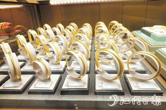 江門(mén)多家品牌金店金飾價(jià)格上漲。