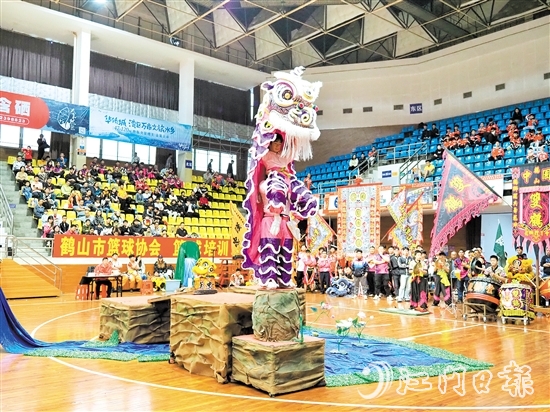 比賽中，各隊(duì)伍發(fā)揮創(chuàng)意，擺設(shè)青陣。