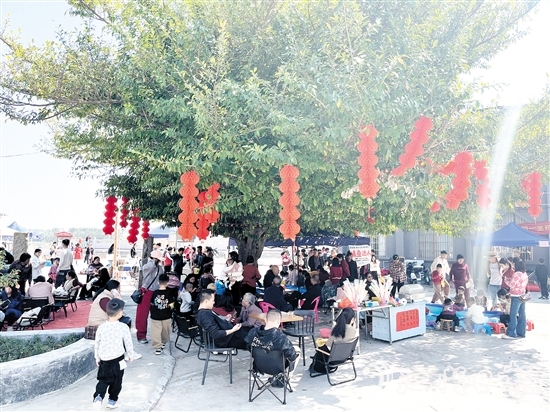 歇馬江畔集市游人如織。