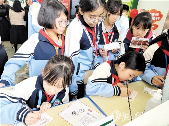 學(xué)生們在明信片上寫上對好友、父母、老師想說的話。