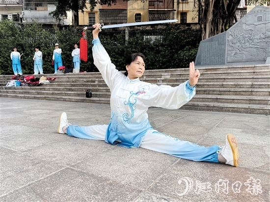 岑優(yōu)嫦現(xiàn)場展示太極技藝，輕松完成一字馬動作。