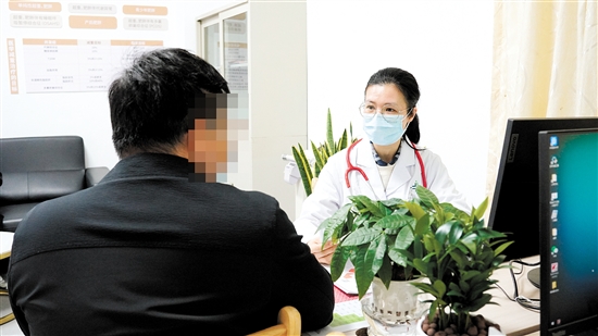 首批來診群眾進(jìn)行診療體驗(yàn)。