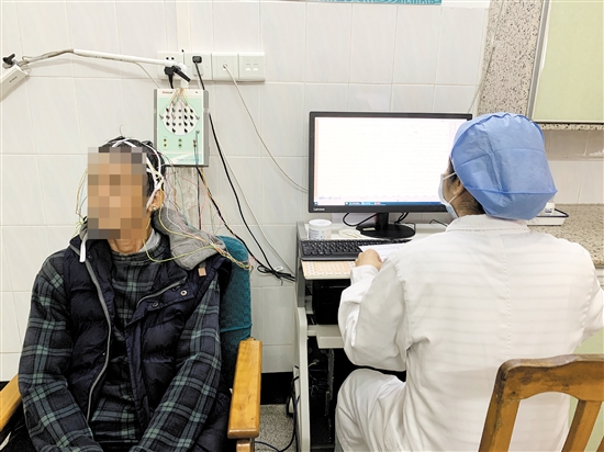 醫(yī)生為患者進(jìn)行長程視頻腦電圖檢測。