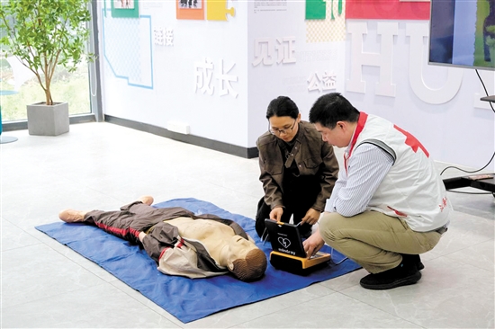 學(xué)員在講師的指導(dǎo)下學(xué)習(xí)心肺復(fù)蘇和AED操作。