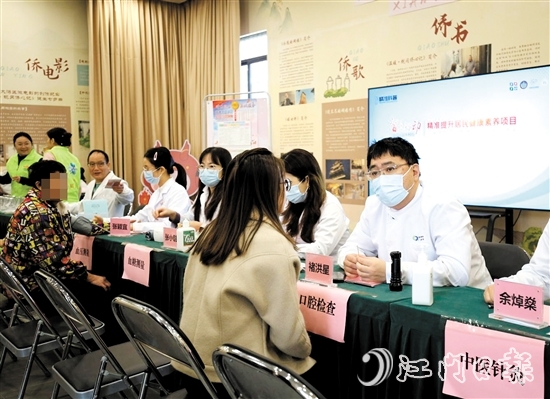 專家團隊耐心解答居民的健康疑問。