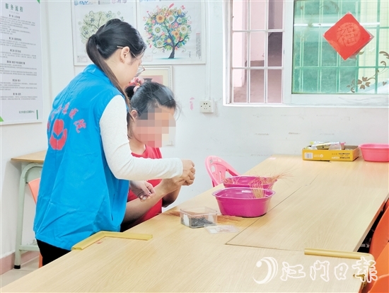 在項(xiàng)目組的用心指導(dǎo)下，小燕的就業(yè)技能越來越嫻熟了。