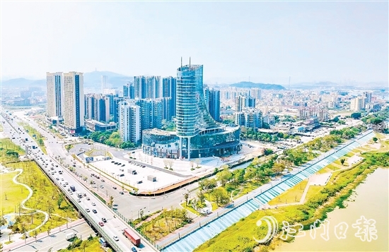 從工業(yè)重鎮(zhèn)到宜居新城，外海書(shū)寫(xiě)“煙火氣”與“國(guó)際范”并存的“城市美學(xué)”。圖為外海希岸酒店。邱昱