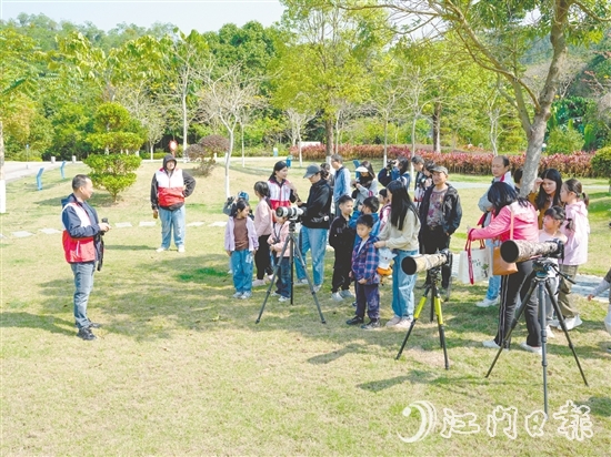 孩子們?cè)趯W(xué)習(xí)觀鳥(niǎo)技巧。