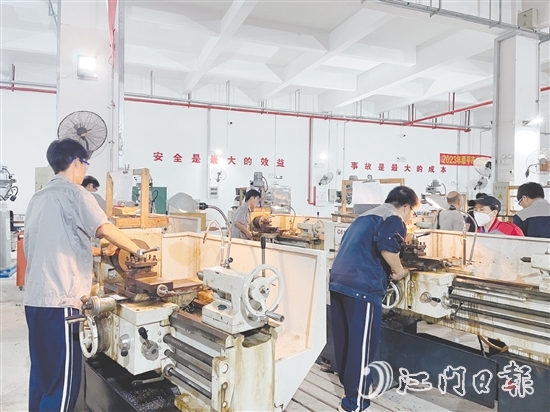 恩平市職業(yè)教育園設(shè)置“校中廠”“廠中?！被旌辖虒W(xué)區(qū)，引入“雙元制”課程體系，爭(zhēng)創(chuàng)開放型區(qū)域產(chǎn)教融合實(shí)踐中心。