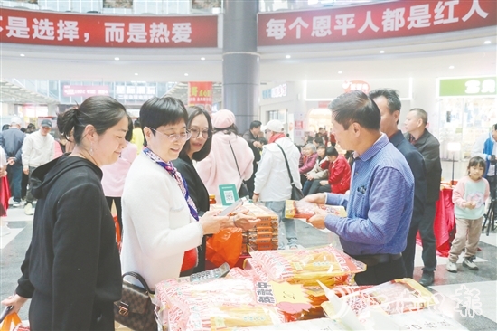 僑胞現(xiàn)場選購恩平農(nóng)產(chǎn)品。