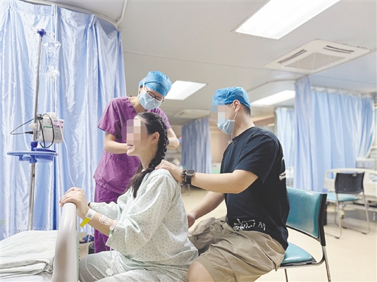 準(zhǔn)爸爸可以在準(zhǔn)媽媽陣痛時(shí)給予鼓勵(lì)。