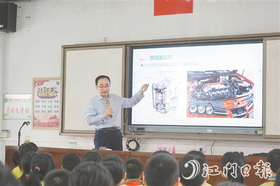 謝鵬云向?qū)W生們介紹燃燒學(xué)的應(yīng)用。