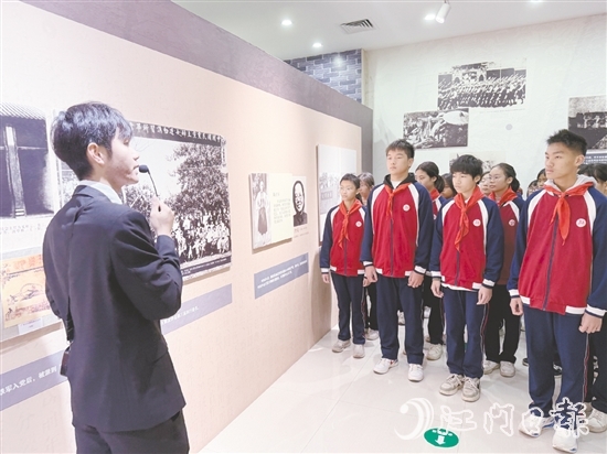 東河中學(xué)學(xué)生走進(jìn)周文雍陳鐵軍烈士紀(jì)念館，聆聽(tīng)烈士們的革命事跡。