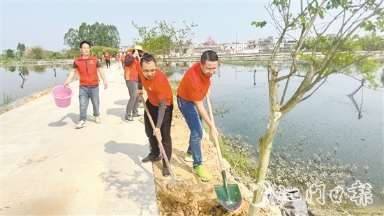 參加活動(dòng)的人員種下一棵棵新綠。