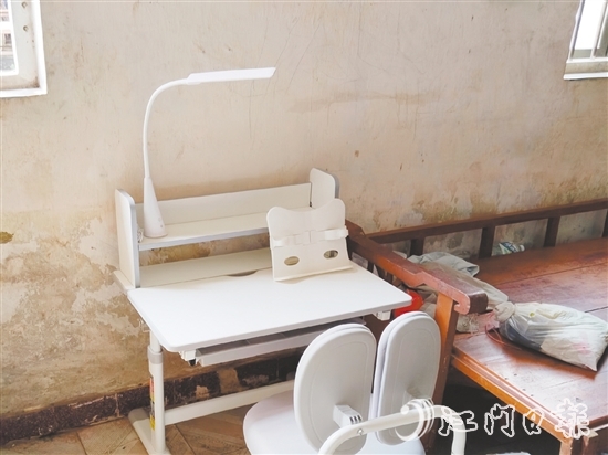 “一米書桌”公益項(xiàng)目為每戶困難家庭配備價(jià)值600元的標(biāo)準(zhǔn)學(xué)習(xí)裝備，切實(shí)改善困難家庭學(xué)子的學(xué)習(xí)環(huán)境。