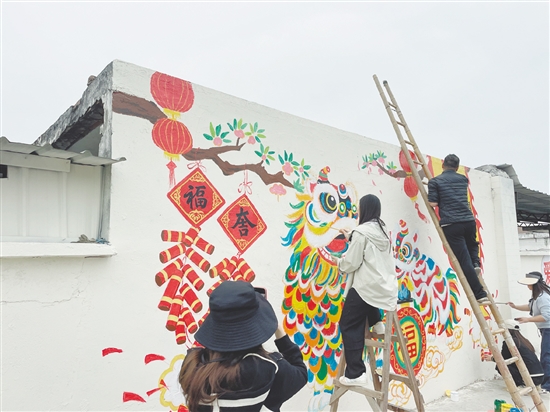 逕口村邀請藝術(shù)團(tuán)隊(duì)在墻上繪畫，推動村容村貌提升。