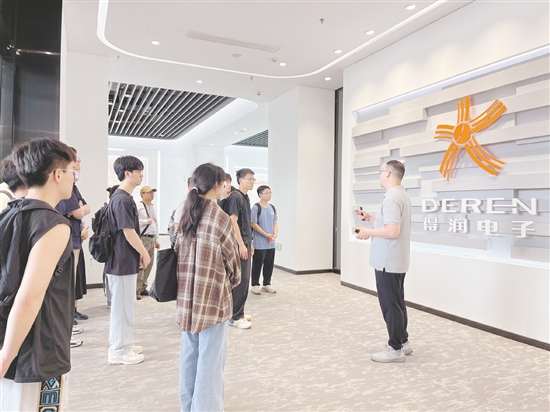 應(yīng)屆畢業(yè)生走進(jìn)鶴山市重點(diǎn)企業(yè)，了解企業(yè)人才需求。