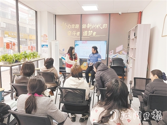 在“蓬友+”海逸城邦站，篁莊社區(qū)邀請環(huán)衛(wèi)工人等不同職業(yè)群體代表分享家風故事。