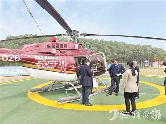 游客在恩平泉林飛行主題館乘坐觀光直升機(jī)。