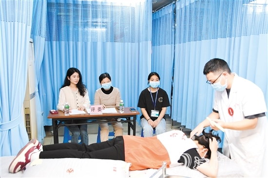 比賽中，選手們進(jìn)行了針刺、推拿、拔罐、刮痧、艾灸5項(xiàng)中醫(yī)藥適宜技術(shù)的較量。