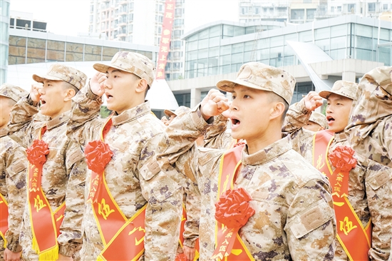 入伍新兵在鄉(xiāng)親們的見證下莊嚴宣誓。