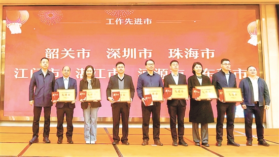 江門市第三人民醫(yī)院黨委書記梁先鋒（左四）代表領(lǐng)獎。