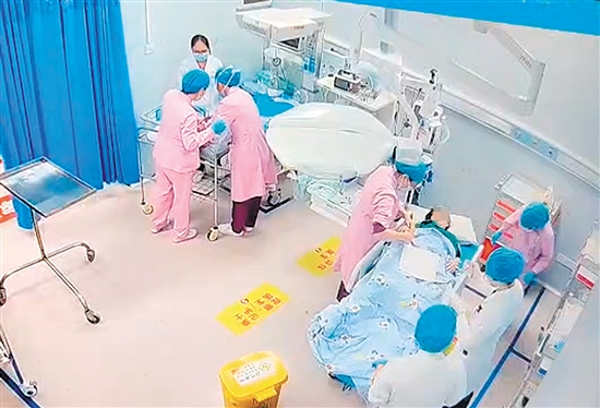 產婦被緊急送入搶救室，破水3分鐘后寶寶平安誕生。