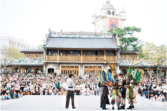 赤坎華僑古鎮(zhèn)日超50場(chǎng)精彩演出讓游客樂(lè)不思蜀。