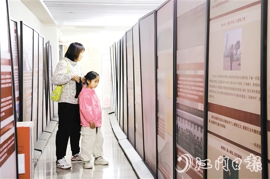 展覽吸引了不少市民和游客前來(lái)參觀。