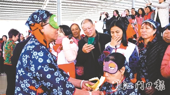 在“蒙眼吃香蕉”環(huán)節(jié)，隊(duì)友們?cè)谝慌阅托闹笓]，蒙眼選手努力找準(zhǔn)香蕉的位置。