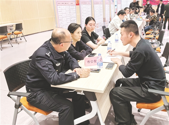 政策咨詢臺前，工作人員詳細解讀退役軍人就業(yè)補貼、創(chuàng)業(yè)扶持等政策。