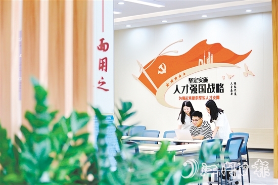 專員一對(duì)一服務(wù)鶴山籍大學(xué)應(yīng)屆畢業(yè)生。