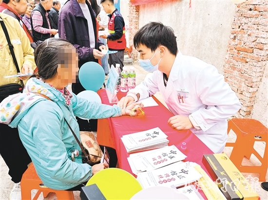 墟鎮(zhèn)社區(qū)不定期開設“中醫(yī)集市”，為長者提供中醫(yī)義診、健康咨詢、養(yǎng)生講座等服務。