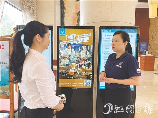 黃康怡(右)與酒店工作人員溝通中。 黃康怡(右)與酒店工作人員溝通中。