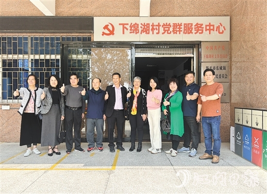 唐仲喜（右五）和兒子（右六）回到丈夫的家鄉(xiāng)東成鎮(zhèn)祭祖、探親。