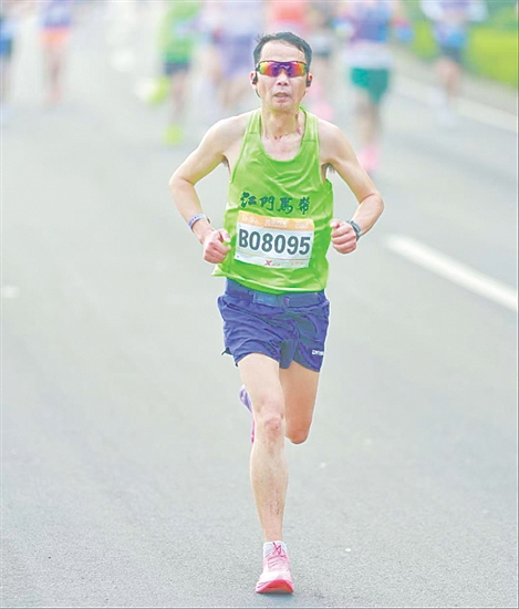朱先生熱愛跑步。