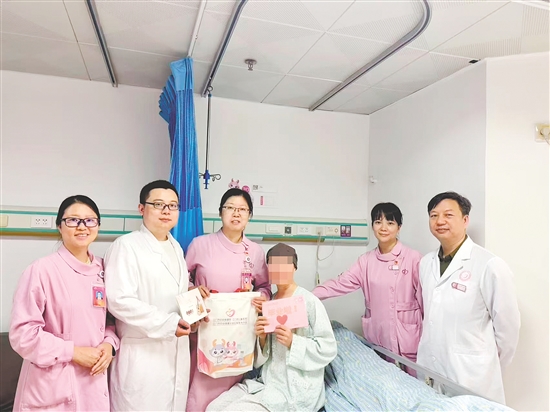 結(jié)束了最后一次化療，李女士收到了粉紅色的“抗癌畢業(yè)證書(shū)”。