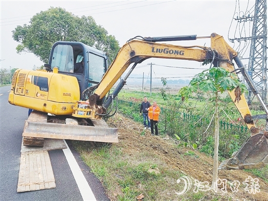 路政執(zhí)法人員安全有序地開(kāi)展清理工作，恢復(fù)路肩原狀。