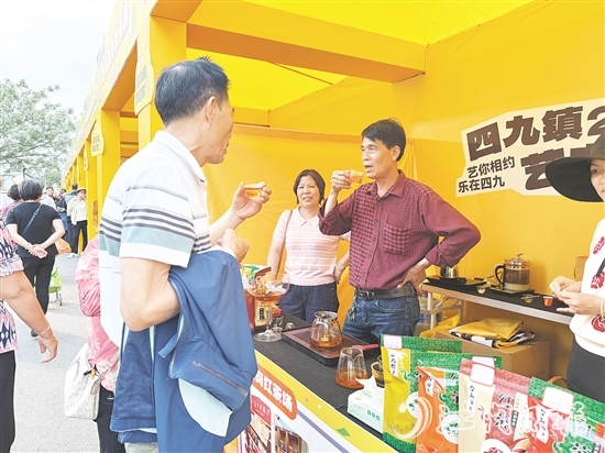 本地企業(yè)攜特色產(chǎn)品亮相嘉年華。